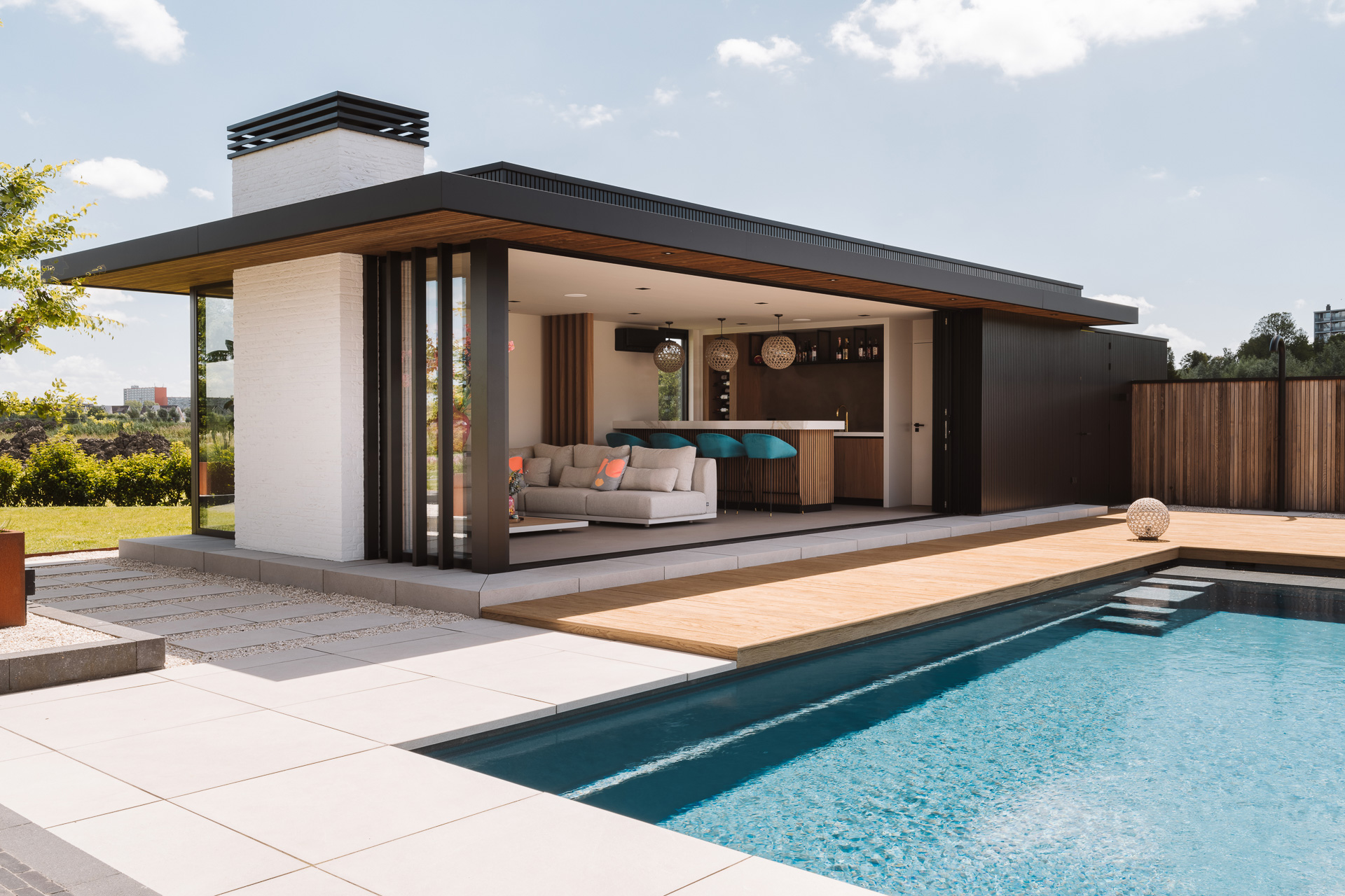 Monviso poolhouse in maassluis aan zwembad
