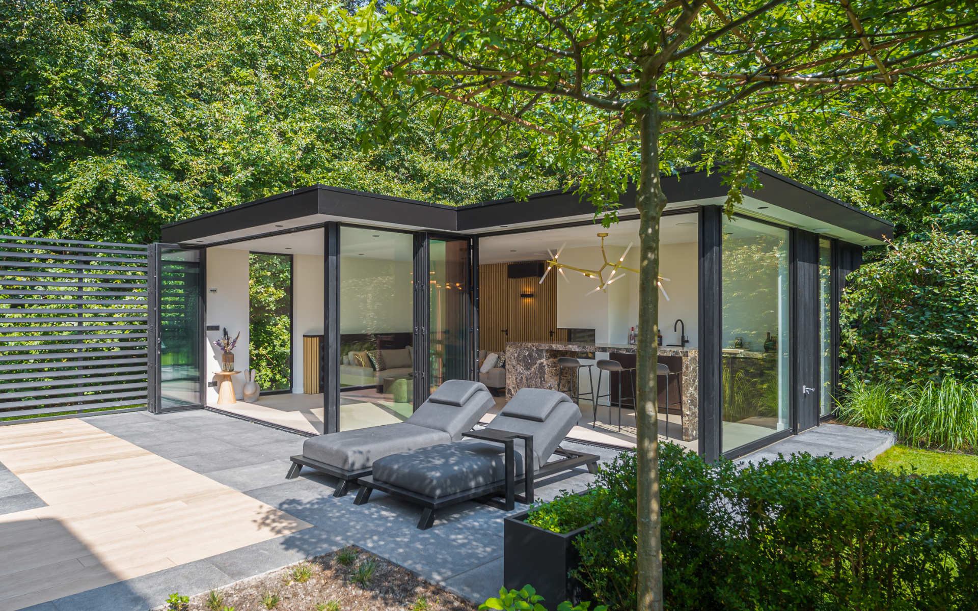 Luxe poolhouse met aluminium vouwdeuren