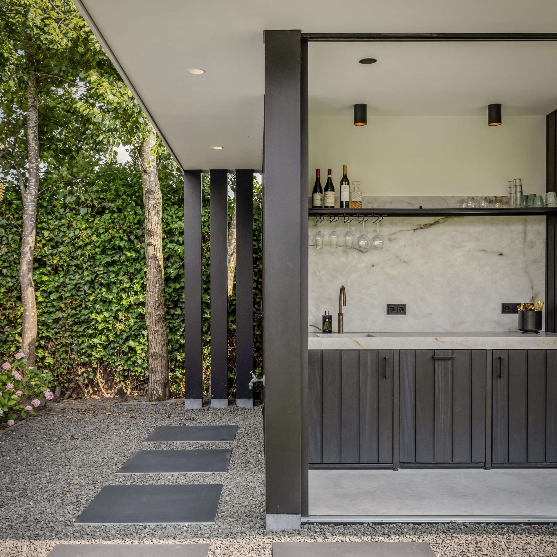 Luxe tuinhuis met moderne buitenkeuken
