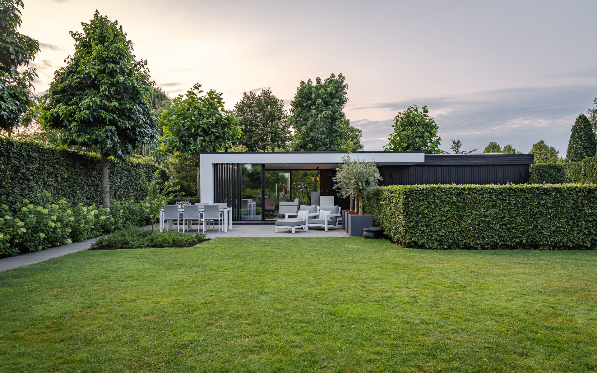 Luxe tuinhuis met lounge en garage